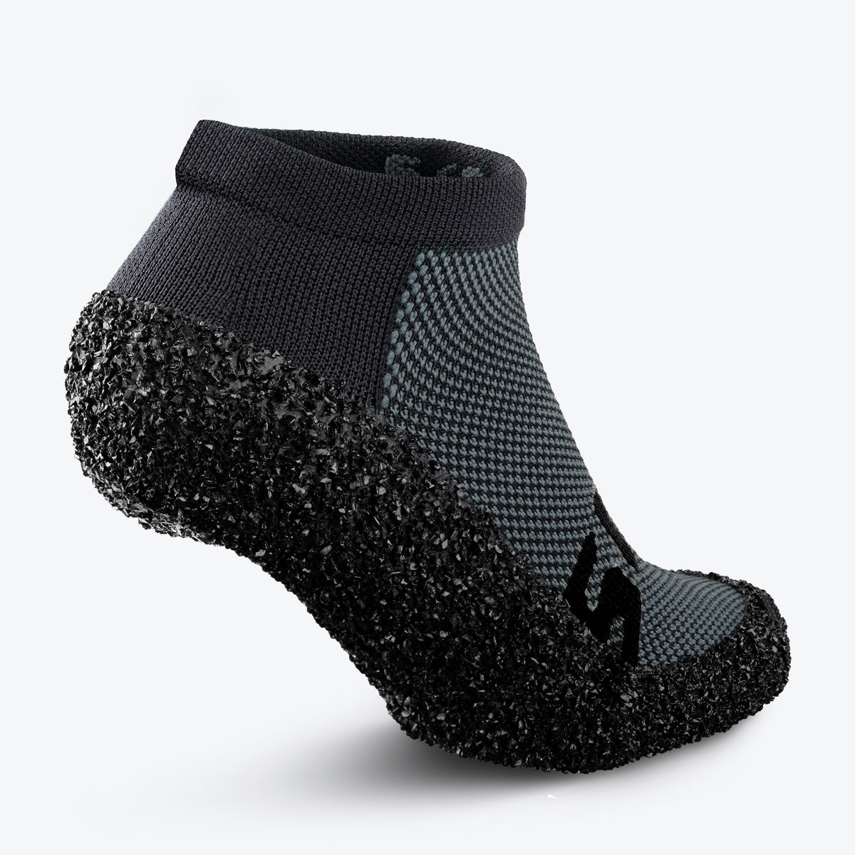 Essentials 2.0 Concrete – zachraň ponožkobotu