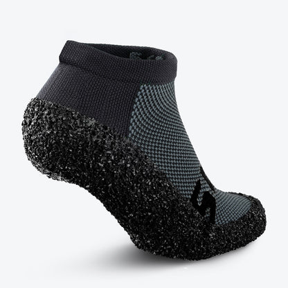 Essentials 2.0 Concrete – zachraň ponožkobotu