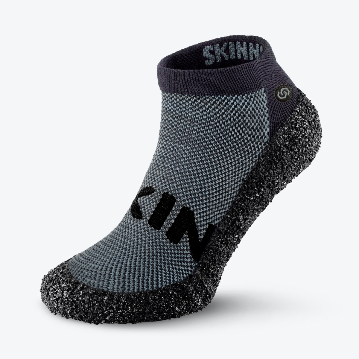 Essentials 2.0 Concrete – zachraň ponožkobotu