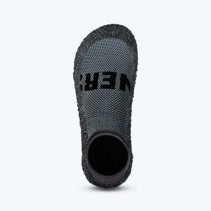 Essentials 2.0 Concrete – zachraň ponožkobotu