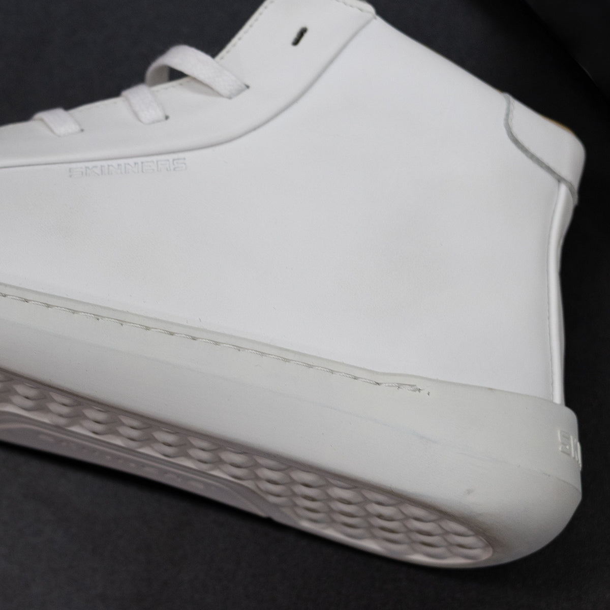 Moonwalker High Top White – zachraň botu